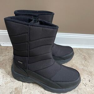 Men’s waterproof snow boots in size 10